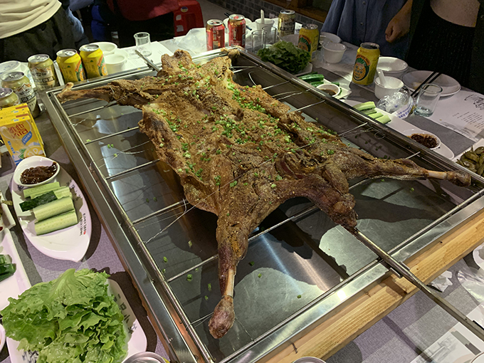 色澤金黃，香味濃郁的烤全羊